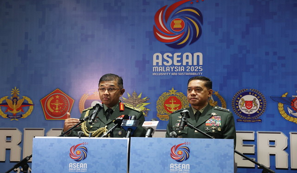 Sidang media bersama Panglima Angkatan Tentera, Jeneral Tan Sri Mohd Nizam Jaffar dan Panglima Angkatan Tentera Filipina, Jeneral Romeo S. Brawner Jr. - Foto BERNAMA